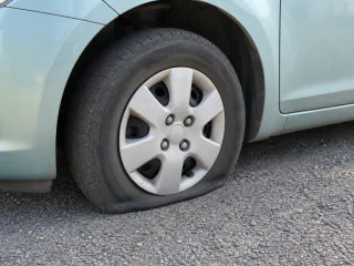 パンクしたタイヤ